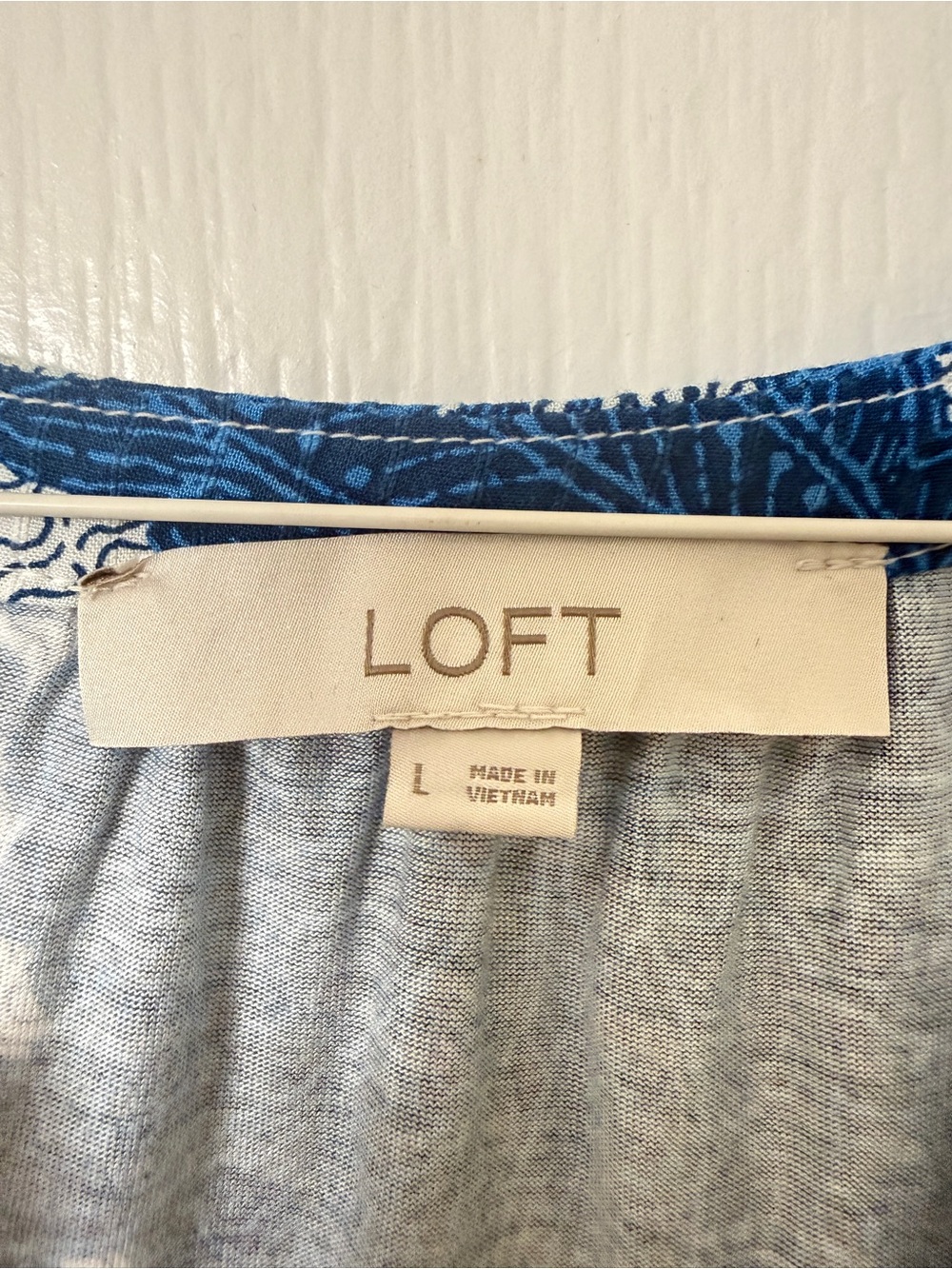 LOFT sleeveless blouse blue and white floral  split V-neck mixed media size L - Picture 4 of 5